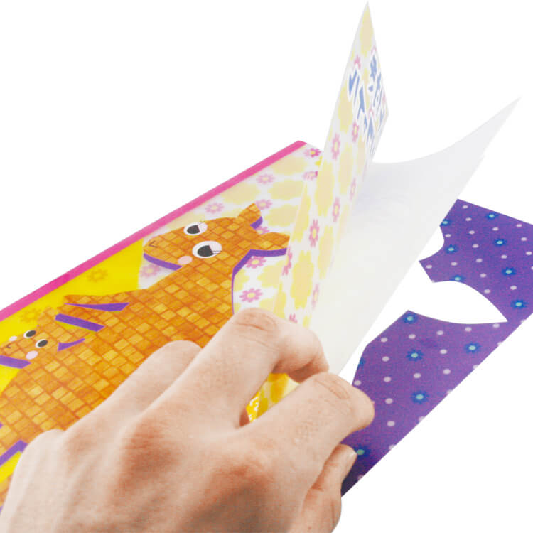 インデックス付きの仕切りで、書類の分類にも便利です。