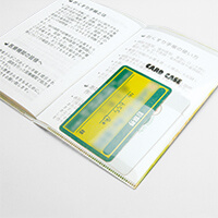 診察券などカード類も入るポケット付きです。