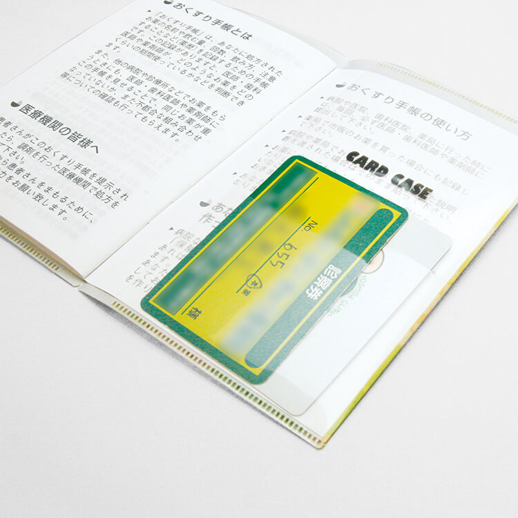 診察券などカード類も入るポケット付きです。