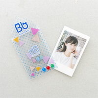 チェキ用ケース-チェキを入れる様子-サムネイル写真