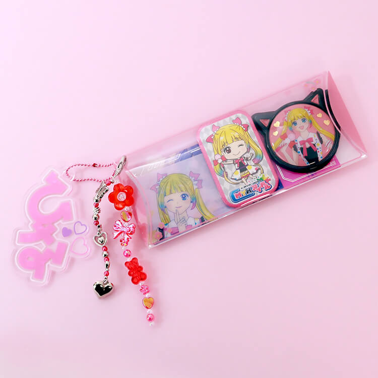 推しの缶バッジやトレカを入れたり、チャームを付けることができます。-写真