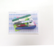 筆記用具や通帳、書類、小物が色々入る便利サイズです。透明のあるデザインなら中身もすぐに分かります。