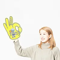 応援フィンガー(3ポイント)を手にはめた女性の写真