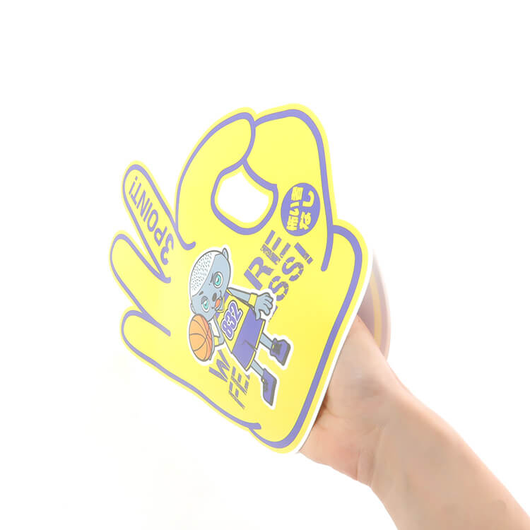 応援フィンガー(3ポイント)を手にはめるときの写真