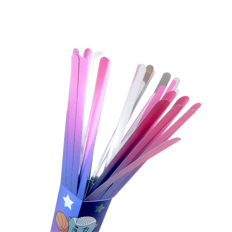 表面はメタリックな質感で、内側は銀色に輝きます。-写真