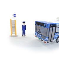 運転手さんやバス停は可愛いミニチュア。