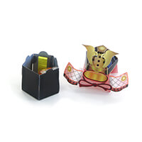 兜を取ると、中に小物が入れられる仕様です。