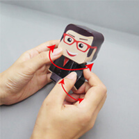 人形の手と首を動かすことができます。