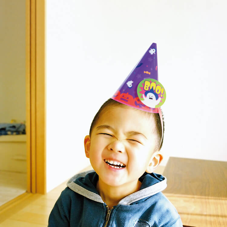 ハットバック-子どもがかぶった様子