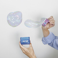 組み立てた円形の吹き具で大きなシャボン玉が作れます。