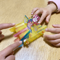 相手が何を出すか予想しながら端を押して札を上げます。