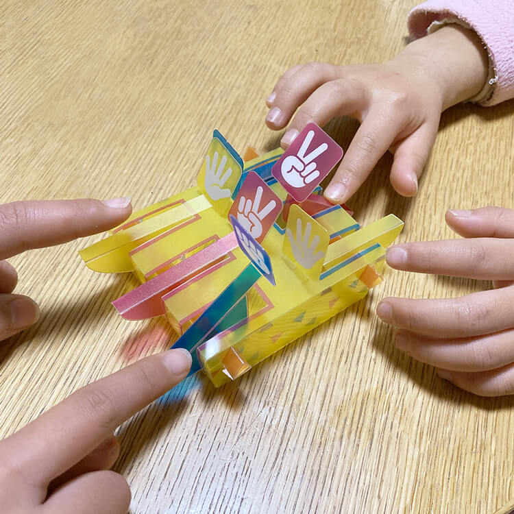 相手が何を出すか予想しながら端を押して札を上げます。