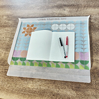 マットの範囲内で勉強や作業をするので机が汚れたり傷つきません。