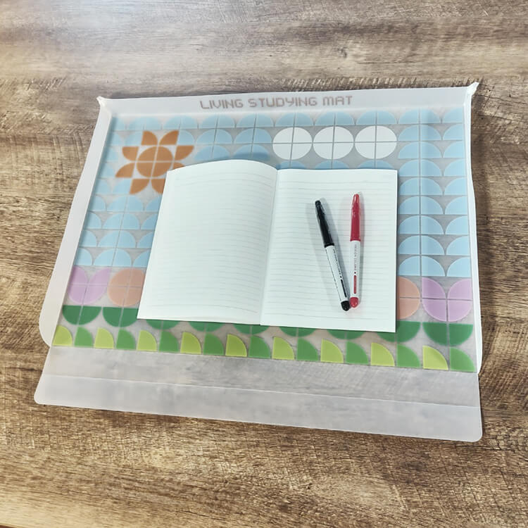 マットの範囲内で勉強や作業をするので机が汚れたり傷つきません。