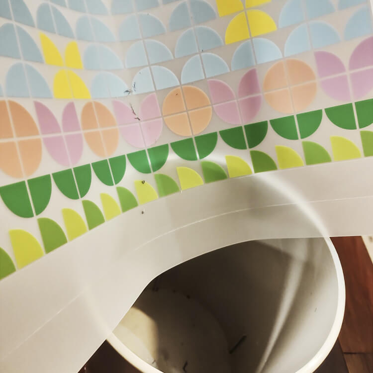 消しカスなどのごみの飛び散りを防ぎ、すぐに捨てることができます。