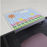 机の端にひっかけてマットがずれないようにできます。