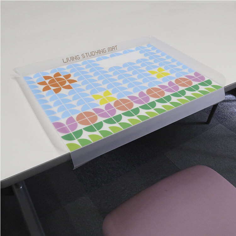 机の端にひっかけてマットがずれないようにできます。