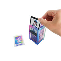 ペンライトスタンド-オリジナルカードや自分の持っているチェキをスタンドに入れている-サムネイル写真