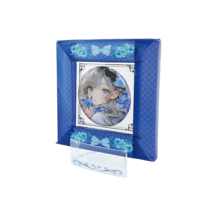 台紙にお手持ちの缶バッジをセットすることもできます。-写真