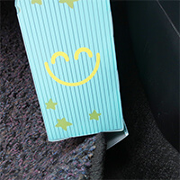 下部に伸びたベロを車のマットの下に挟み、転倒、移動を防ぎます。