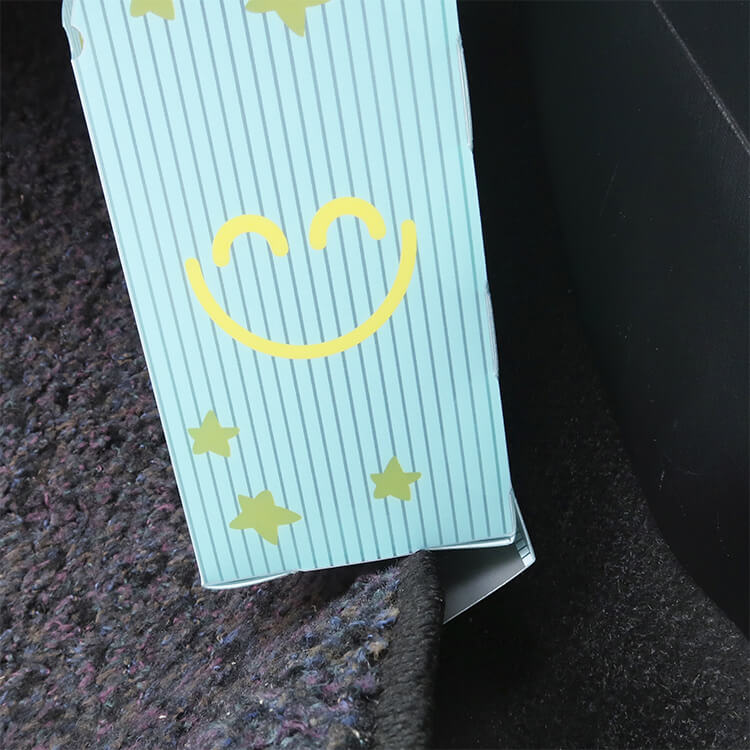 下部に伸びたベロを車のマットの下に挟み、転倒、移動を防ぎます。