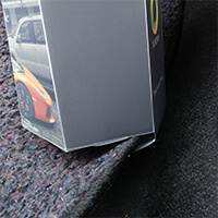 下部に伸びたベロを車のマットの下に挟み、転倒、移動を防ぎます。