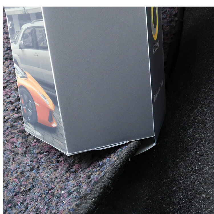 下部に伸びたベロを車のマットの下に挟み、転倒、移動を防ぎます。