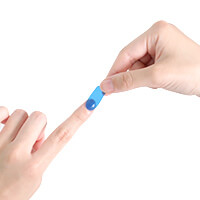 ネイルシールを貼っている様子-サムネイル写真