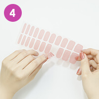 4.台紙からシールをはがす