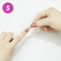 5.爪にシールを貼る