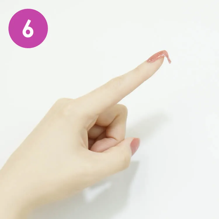 6.シールを爪の形に合わせる