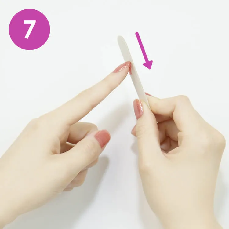 7.エメリーボードでシールをカット