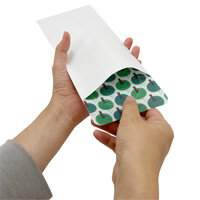 はがきサイズで持ち運びに便利！長3封筒で送ることもできます。