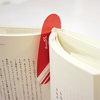 ブックマーカーとクリップも付いています。