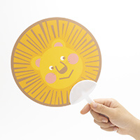 取っ手の種類、半月型(L)の取っ手付きうちわを持っている写真