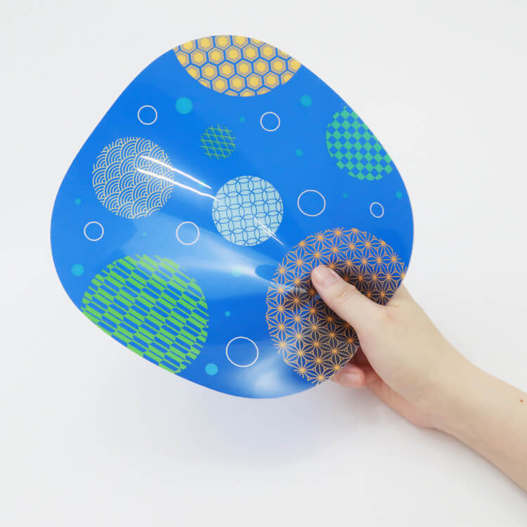 ボタンを留めるとそり返り、扇ぎやすくなります!