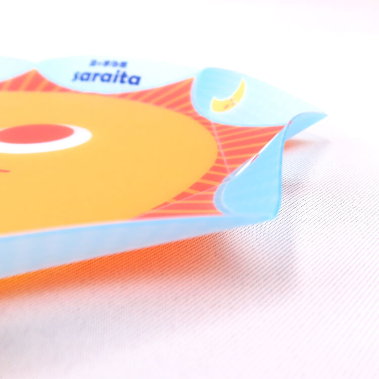 さらいた-フチが上がった皿の状態-写真