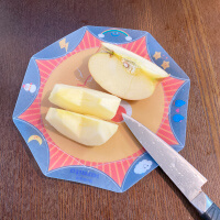 さらいた-まな板としてリンゴをカット中-サムネイル写真