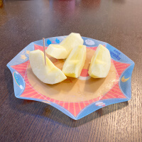 さらいた-フチを立て、りんごにつまようじを挿してお皿として使用中-サムネイル写真