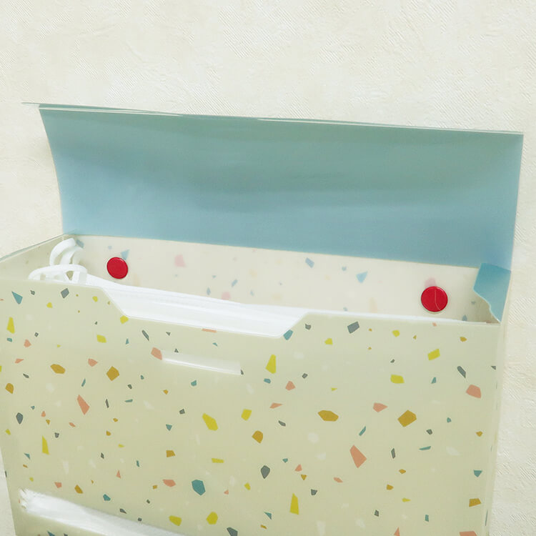 背面に、穴があり、フックにかけたり、画鋲で止めたりすることができます。