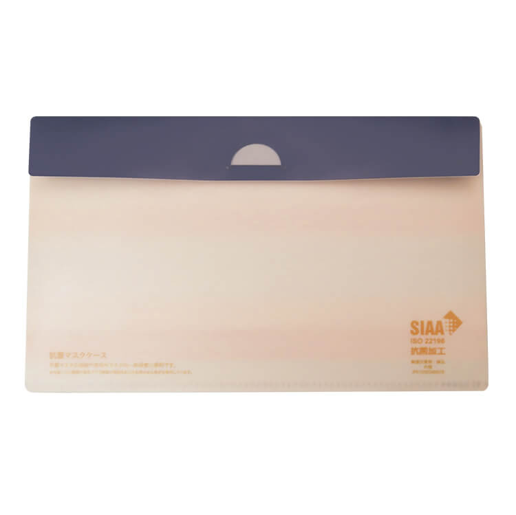封筒部分にはフタがあり、落下を防止しつつ、マスクを清潔に持ち運べます。