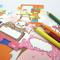 自分の好きな色で塗ったり、描いたりします。