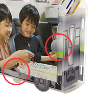 スリットがあるので横向きの写真をはさんで飾ることができます。