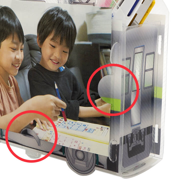 スリットがあるので横向きの写真をはさんで飾ることができます。