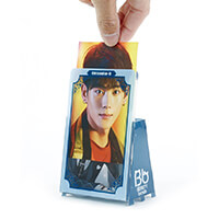 着せ替えブロマイドスタンド-手持ちのブロマイドに差替え中-サムネイル写真