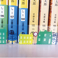 しおりを本の下に挟むようにして町をあしらったデザインなども素敵です。