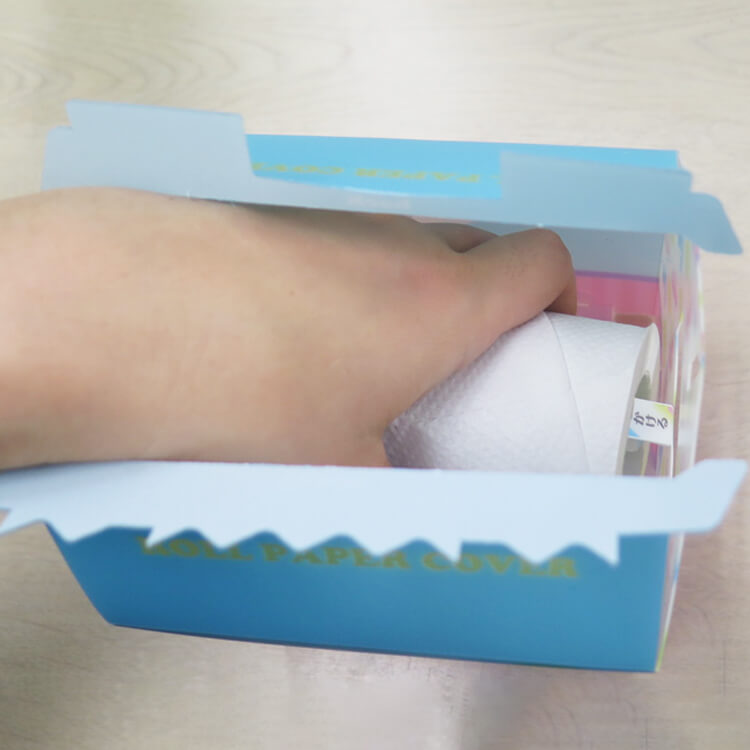 トイレットペーパーをかけるのもワンタッチで簡単。