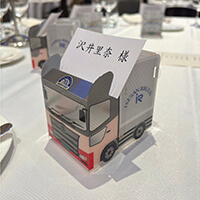 伊勢湾陸運株式会社様_組み立てスマホ・ペンスタンド(乗り物タイプ)「ISEWAN RIKUUN」-伊勢湾陸運株式会社様の70周年記念式典ではご来場者様のネームプレート置きとして使用されました-写真