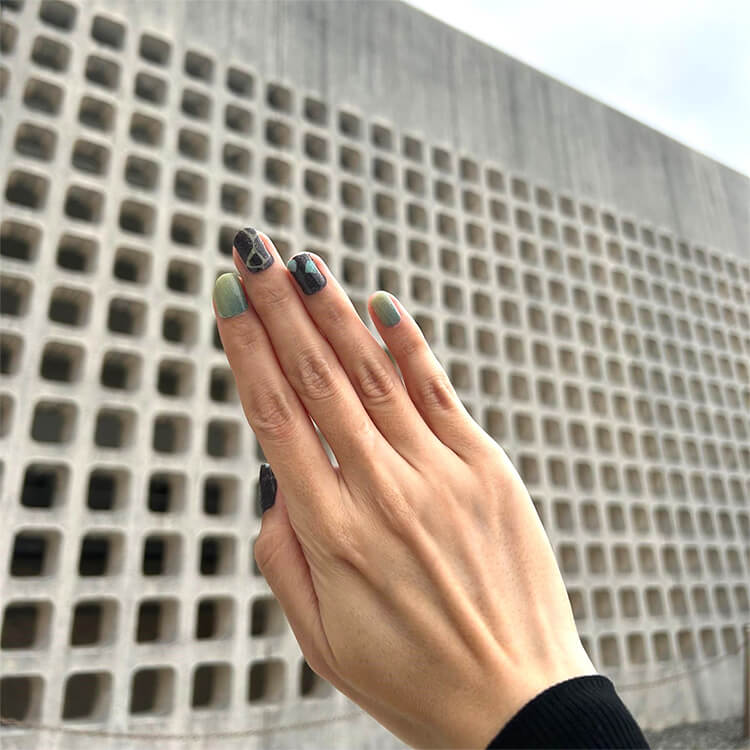 (一財)沖縄美ら島財団 沖縄県立博物館・美術館ミュージアムショップゆいむい様_ネイルシール(22枚タイプ)6柄「アートと虫の美しい世界」-カタゾウムシDのネイルシールを爪に貼った写真