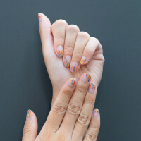 アデリア株式会社様_ネイルシール(22枚タイプ)「NEBUTA」-ネイルシール貼った女性の手-サムネイル写真